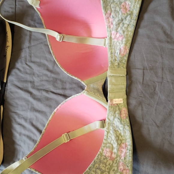 VS pink bra bundle - Picture 6 of 7